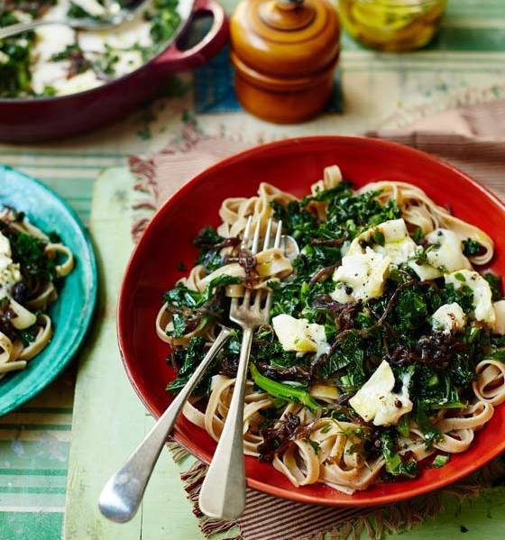 Wholewheat tagliatelle with kale, caramelised onions and goats’ cheese