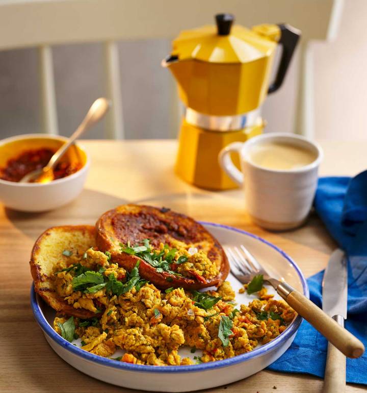 Turmeric masala scrambled eggs with buttery buns