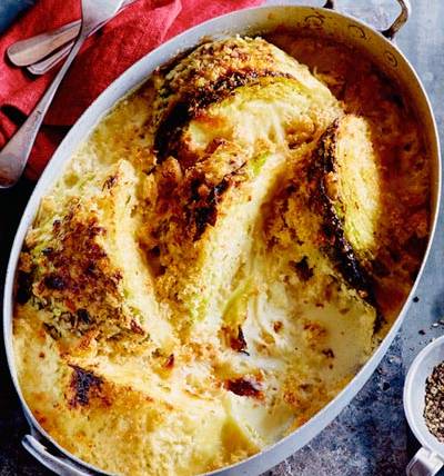Baked savoy cabbage with Emmental and breadcrumbs