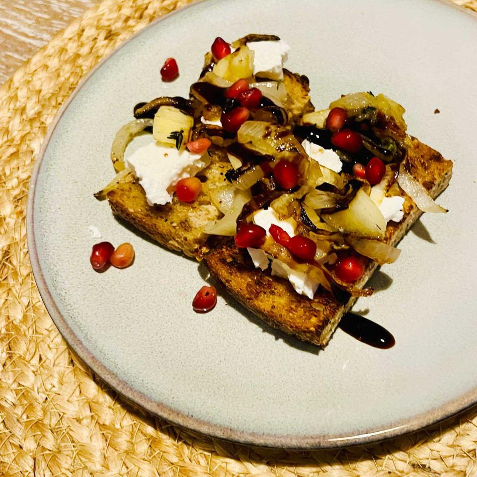 Caramelised onion, apple and goat's cheese crostini