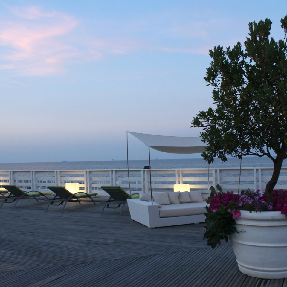 Terme-Beach-Resort,-terrace-in-the-evening