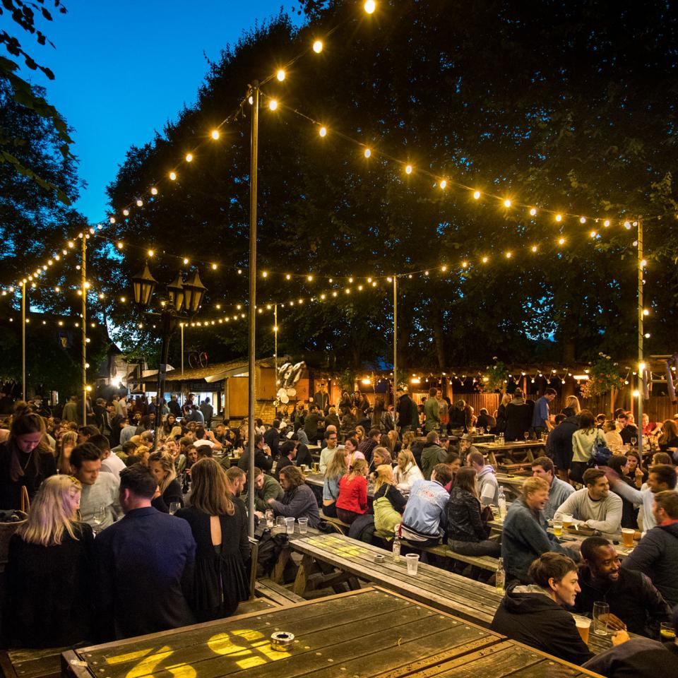 Duke-of-Edinburgh_beer-garden-night-01