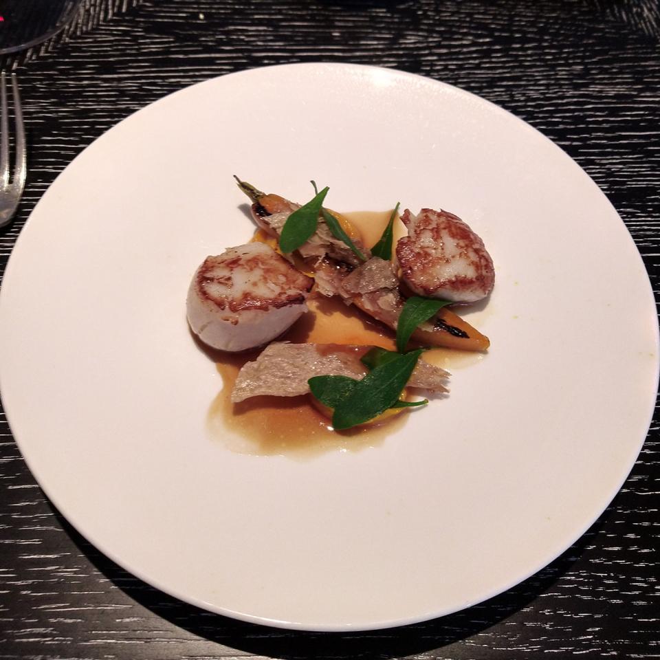 Scallops with chicken skin