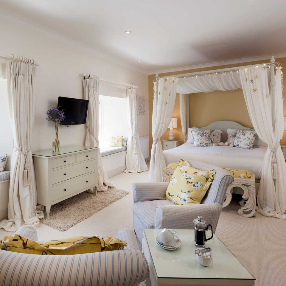An impressive bedroom at Talland Bay