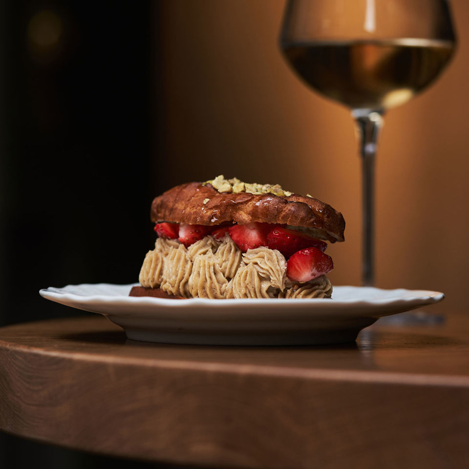 Honeycomb and strawberry éclair