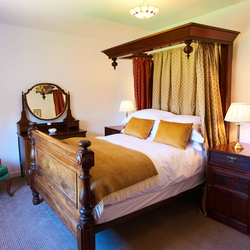 The cosy Cobbler's Cottage bedroom