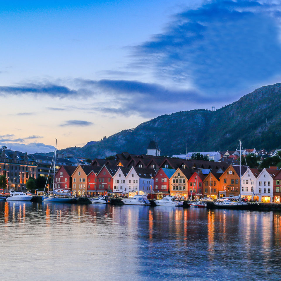 Bryggen-with-boats---Bergen-Tourist-Board,-Girish-Chouhan-SE