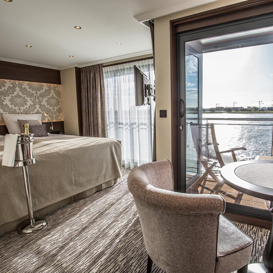 Tom-Hardy-balcony-suite