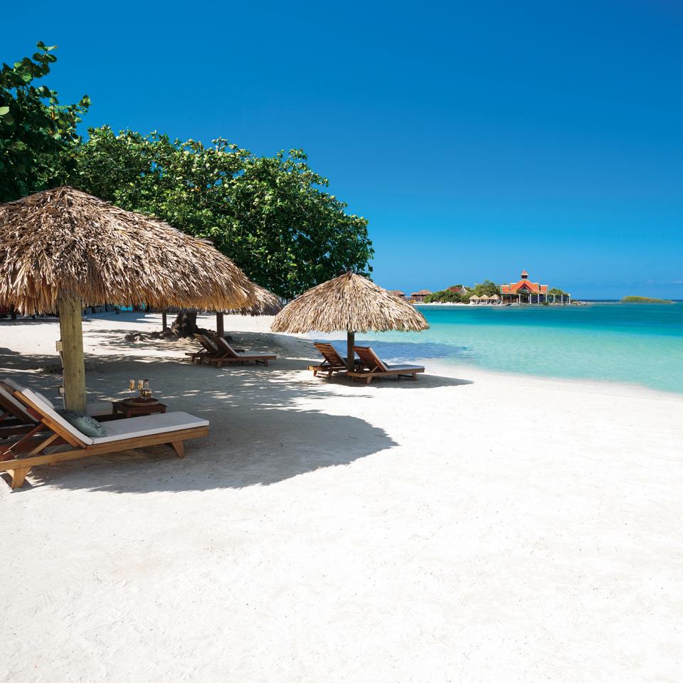 Sandals-Royal-Caribbean---Beach-with-Butler