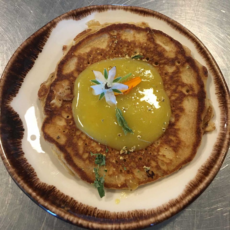Pancakes with homemade lemon curd