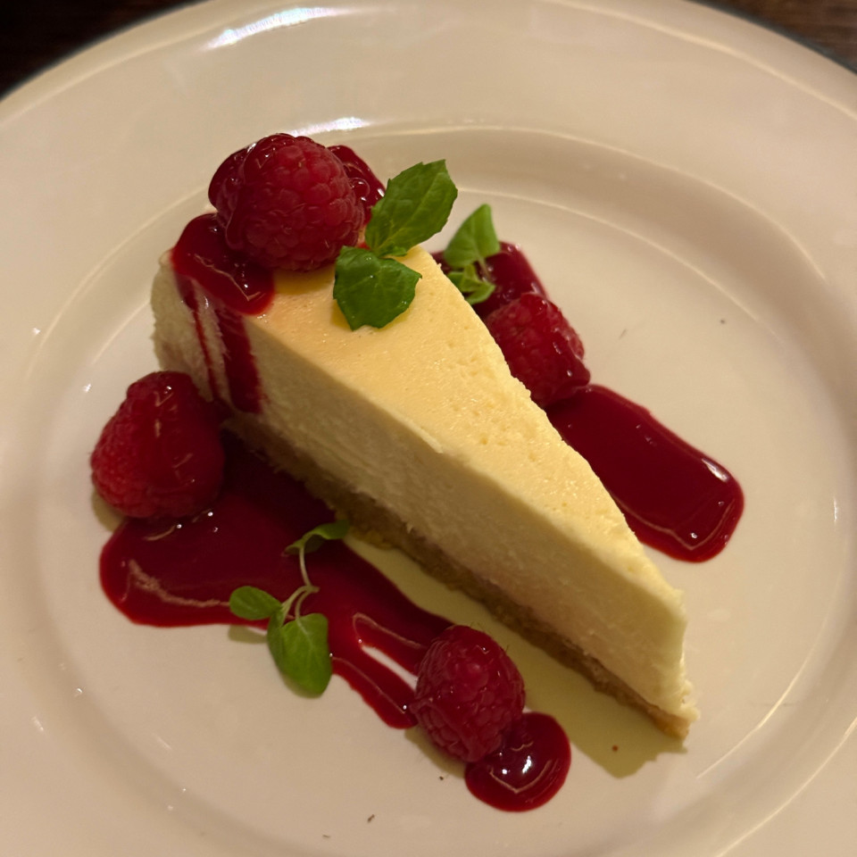 Cheesecake with berry compote