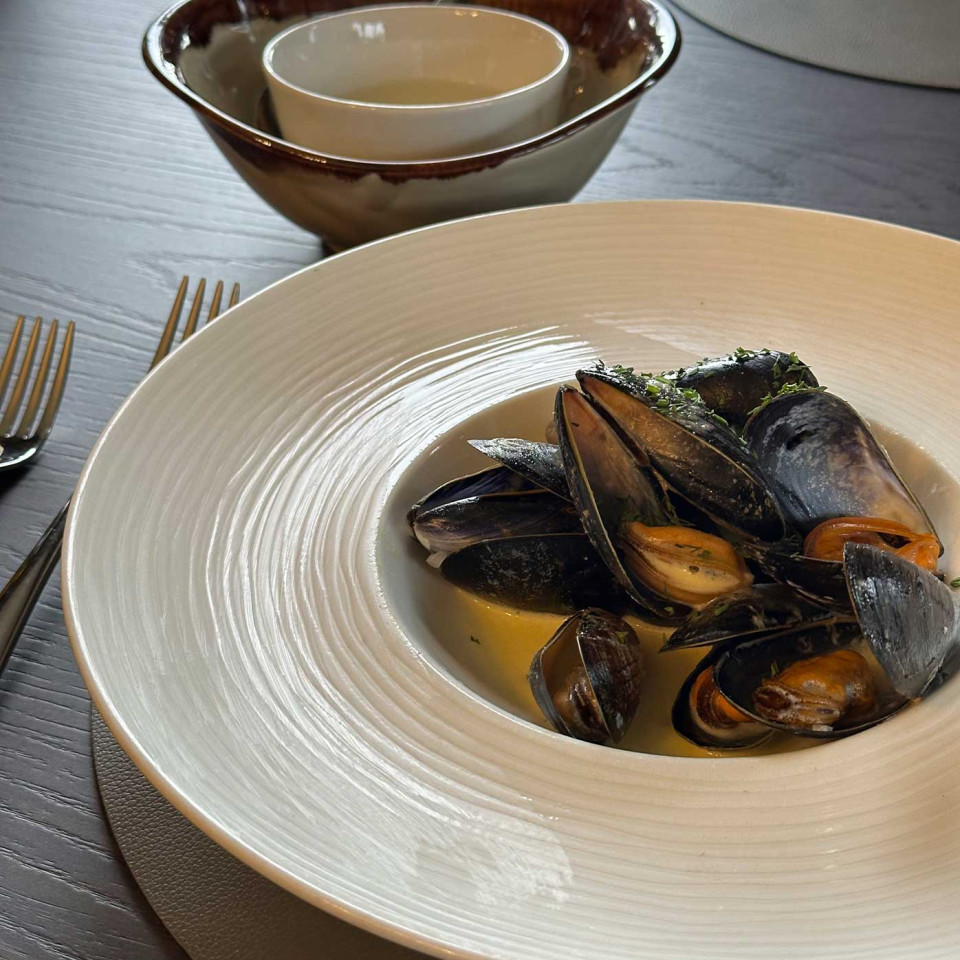 Drumfearn mussels luxuriate in a rich, garlic cream bath