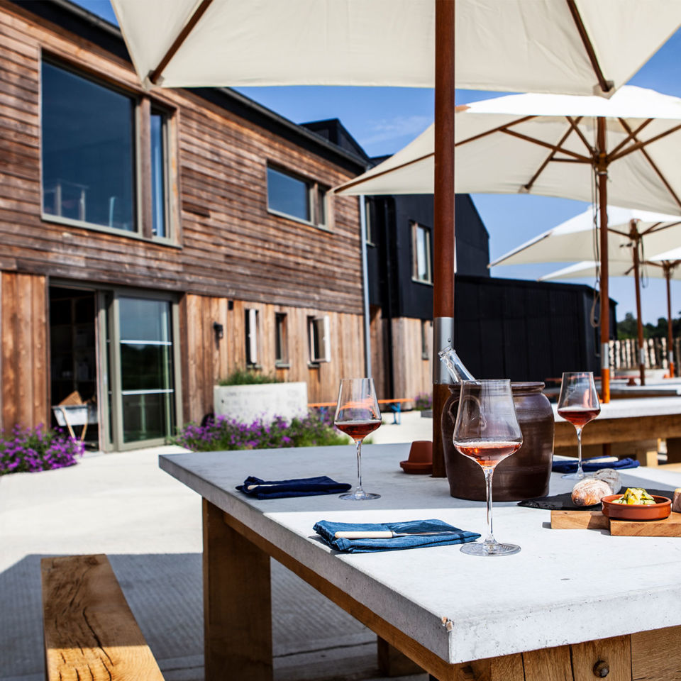 Outdoor dining at Tillingham