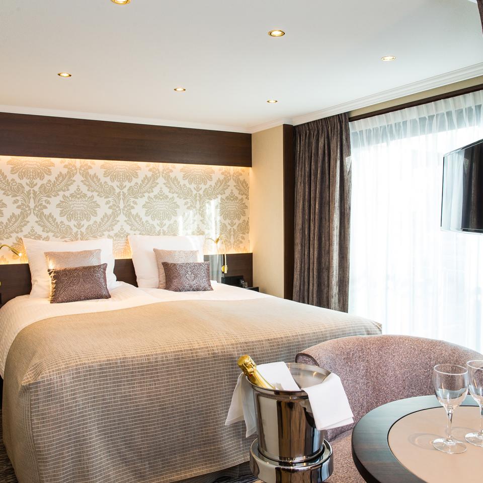 Deluxe-balcony-suite1