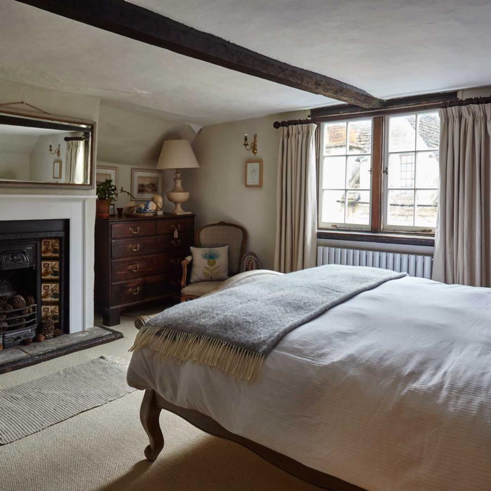 Sign-of-the-Angel-bedroom
