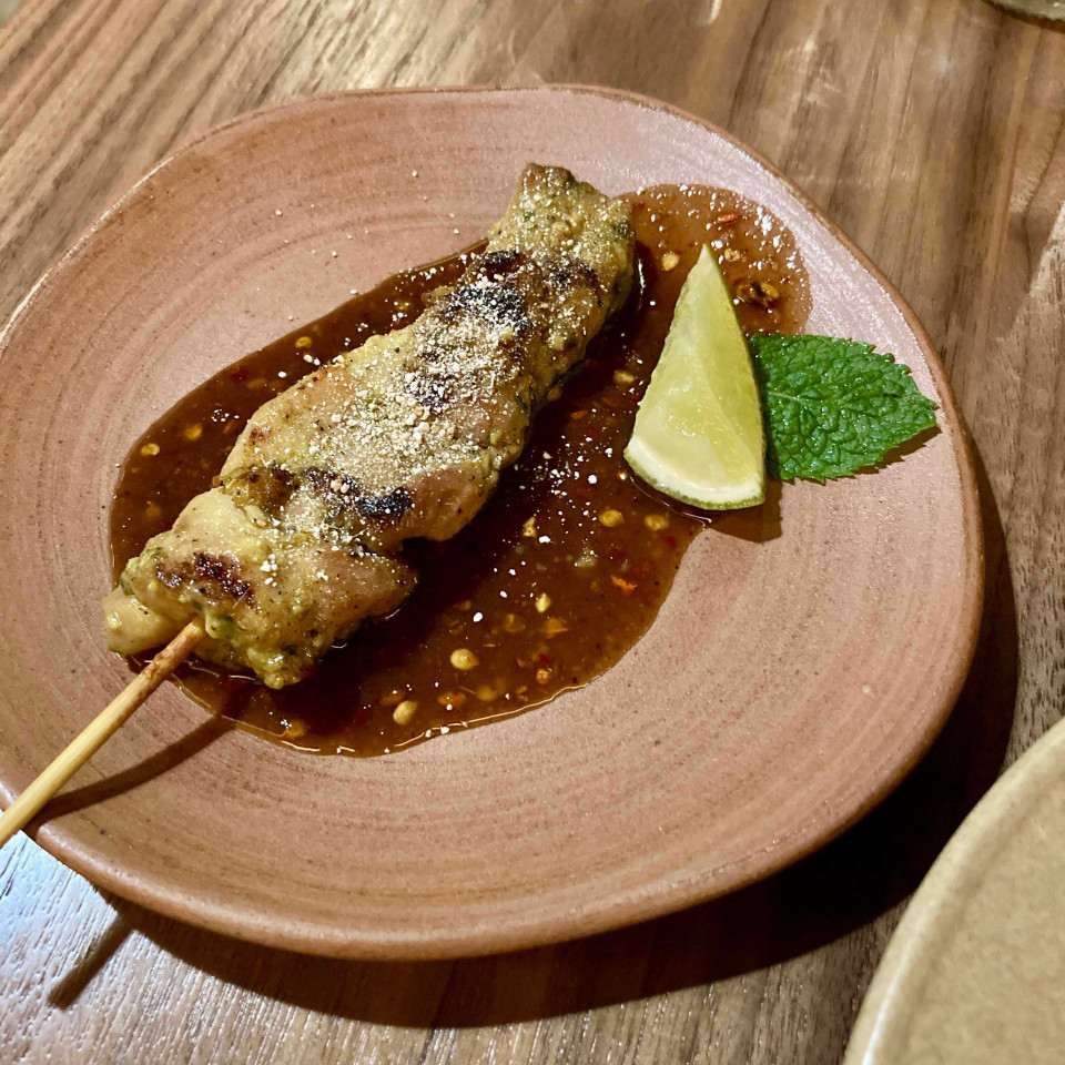 Grilled chicken skewer with samm glur