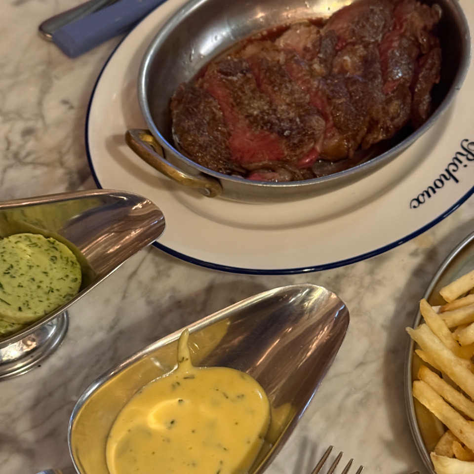 Ribeye frites with bearnaise and garlic butter